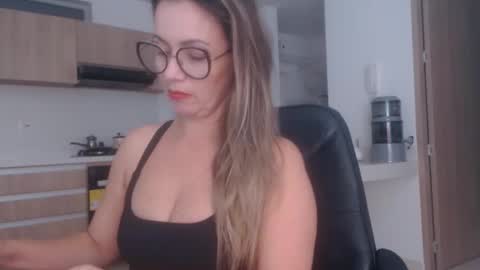 Snapshot of latinpaprika chatting on April 10, 2026, 11:42 pm latinpaprika online show from April 10, 2026, 11:42 pm