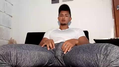 Snapshot of latinsex2501 chatting on February 19, 2026, 5:20 pm Aaron online show from February 19, 2026, 5:20 pm