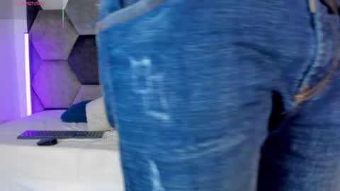 LEANDRO online show from April 16, 2026, 3:40 am