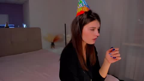 Snapshot of laura__leee chatting on March 1, 2025, 9:40 am Laura online show from March 1, 2025, 9:40 am