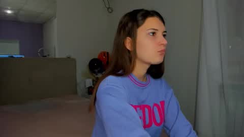 Snapshot of laura__leee chatting on November 5, 2025, 6:02 am Laura online show from November 5, 2025, 6:02 am