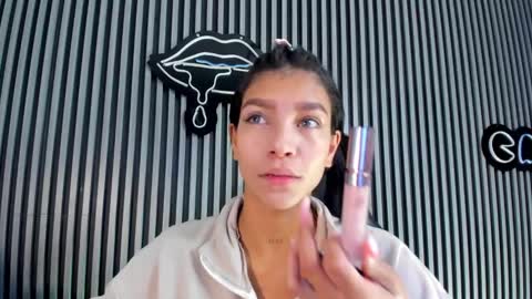 Snapshot of laura_aristizabal_19 chatting on February 20, 2025, 12:47 pm Laura online show from February 20, 2025, 12:47 pm