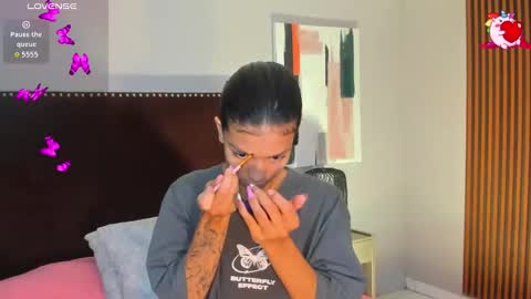 Snapshot of laura_aristizabal_19 chatting on October 14, 2025, 12:50 pm Laura online show from October 14, 2025, 12:50 pm