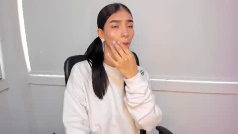 Snapshot of laura_aristizabal_19 chatting on July 5, 2026, 12:45 pm Laura online show from July 5, 2026, 12:45 pm