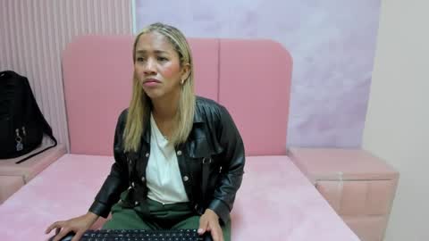 laura_aura26 online show from May 7, 2026, 2:11 pm