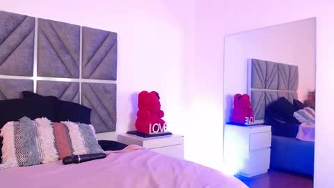 laura_dicardy online show from November 18, 2025, 7:40 pm