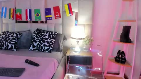 Snapshot of laura_dicardy chatting on June 17, 2026, 11:23 am laura_dicardy online show from June 17, 2026, 11:23 am