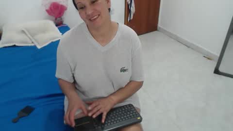 laura_foxx2379 online show from November 28, 2025, 4:04 am