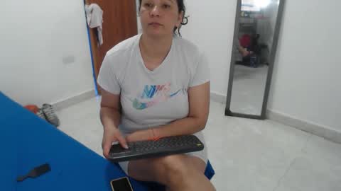laura_foxx2379 online show from January 6, 2026, 2:32 pm