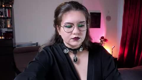 Miss Laura online show from October 7, 2025, 2:03 pm