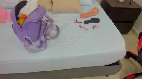 L A U R A online show from November 8, 2025, 11:43 am