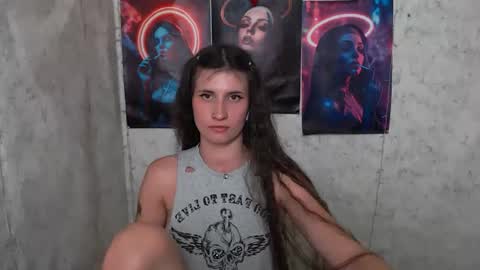 Snapshot of lauradre_ chatting on July 7, 2026, 7:09 am Laura online show from July 7, 2026, 7:09 am
