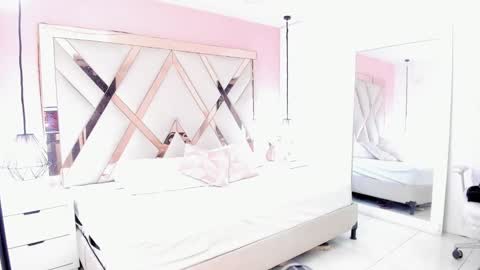 laura  online show from November 27, 2025, 8:00 pm