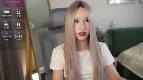 Laura online show from October 15, 2025, 2:39 pm