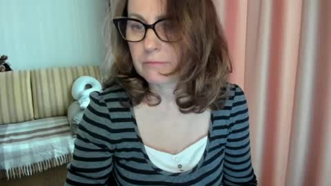 Lauraoven1 online show from May 6, 2026, 2:22 pm
