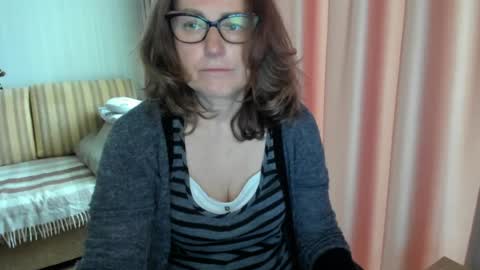 Lauraoven1 online show from May 12, 2026, 7:49 am