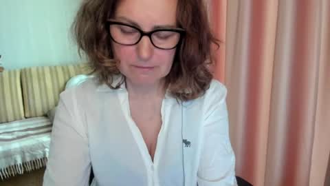 Lauraoven1 online show from May 17, 2026, 7:39 am