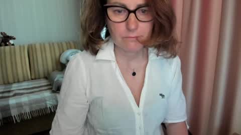 Lauraoven1 online show from May 19, 2026, 12:33 pm
