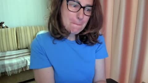 Lauraoven1 online show from May 20, 2026, 6:52 am