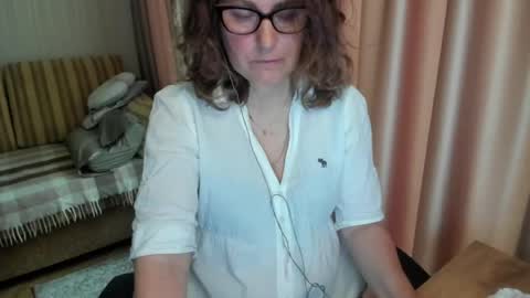 Lauraoven1 online show from May 22, 2026, 8:42 am