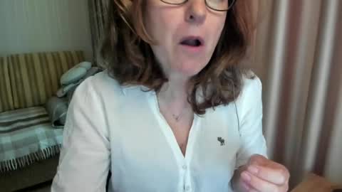 Lauraoven1 online show from May 25, 2026, 9:26 am