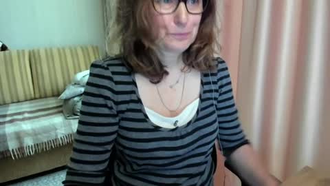 Lauraoven1 online show from June 1, 2026, 7:32 am