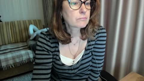 Lauraoven1 online show from June 3, 2026, 5:18 pm