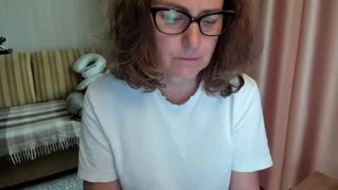 Lauraoven1 online show from June 9, 2026, 8:15 am