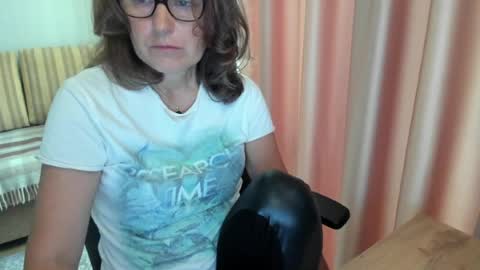 Lauraoven1 online show from July 15, 2026, 6:51 am