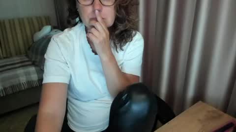 Lauraoven1 online show from July 22, 2026, 2:20 pm