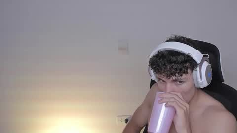 Snapshot of laureent__ chatting on October 7, 2025, 6:43 am Laureent online show from October 7, 2025, 6:43 am