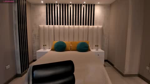 Lau  online show from December 21, 2025, 11:23 pm