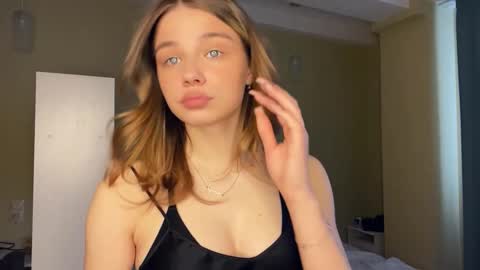 Snapshot of laurineleconey chatting on March 1, 2026, 7:10 am Bella online show from March 1, 2026, 7:10 am