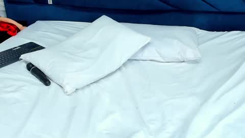 LauryJonson  online show from February 11, 2025, 8:10 pm