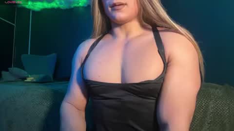 Layla   help me with your thumbs up its important  online show from June 26, 2026, 2:49 am