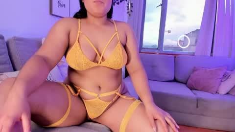 layla_es online show from June 3, 2026, 9:53 pm