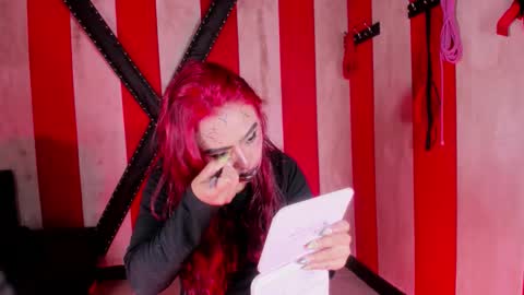 laylaa_and_logan online show from October 31, 2025, 7:04 pm