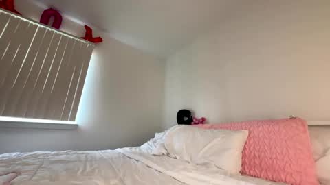 Layla online show from April 6, 2026, 7:48 pm