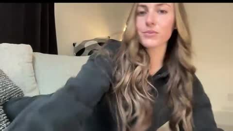 laylahlaylah1 online show from April 19, 2026, 2:49 pm