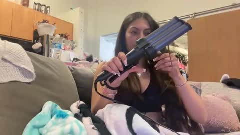 Layla online show from April 7, 2026, 6:25 am