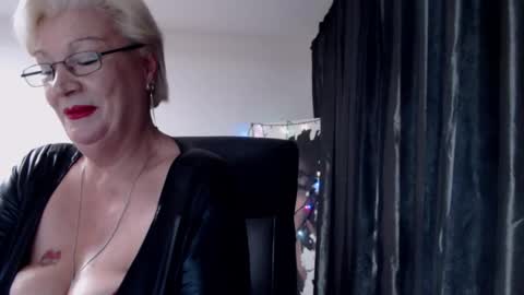 Snapshot of laylamadisonx chatting on December 6, 2024, 7:10 am Layla online show from December 6, 2024, 7:10 am