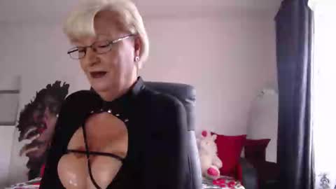 Snapshot of laylamadisonx chatting on December 8, 2024, 7:37 am Layla online show from December 8, 2024, 7:37 am