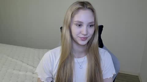 Snapshot of laylapretty001 chatting on November 12, 2025, 5:30 am LaylaPretty001 online show from November 12, 2025, 5:30 am