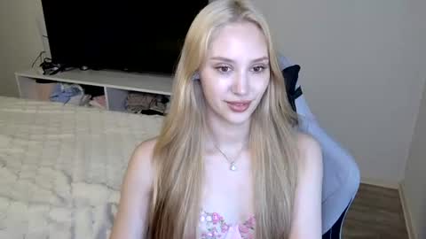 Snapshot of laylapretty001 chatting on July 1, 2026, 4:25 am LaylaPretty001 online show from July 1, 2026, 4:25 am