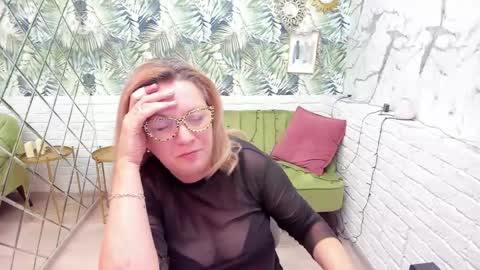 Snapshot of lea_fruit chatting on January 5, 2025, 11:15 am Lea online show from January 5, 2025, 11:15 am