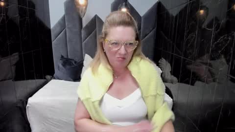 Snapshot of lea_fruit chatting on February 9, 2025, 11:36 am Lea online show from February 9, 2025, 11:36 am