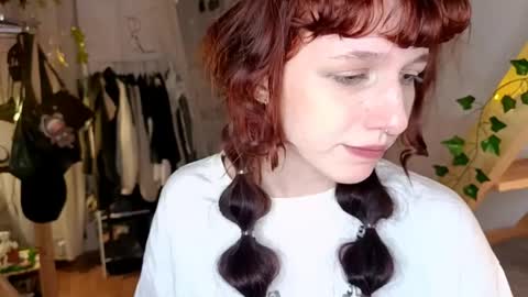 leelooyolo online show from April 10, 2026, 9:41 pm