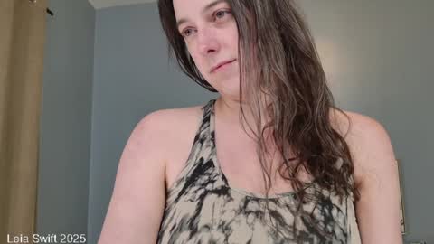 Snapshot of leiaswift chatting on February 8, 2025, 7:49 pm Leia Swift online show from February 8, 2025, 7:49 pm