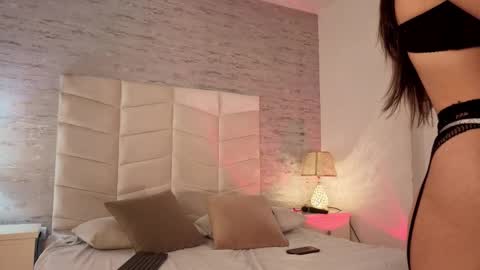 Leizathompson online show from February 25, 2026, 5:11 pm