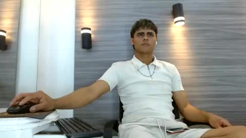 lelehott01 online show from June 24, 2026, 2:32 am